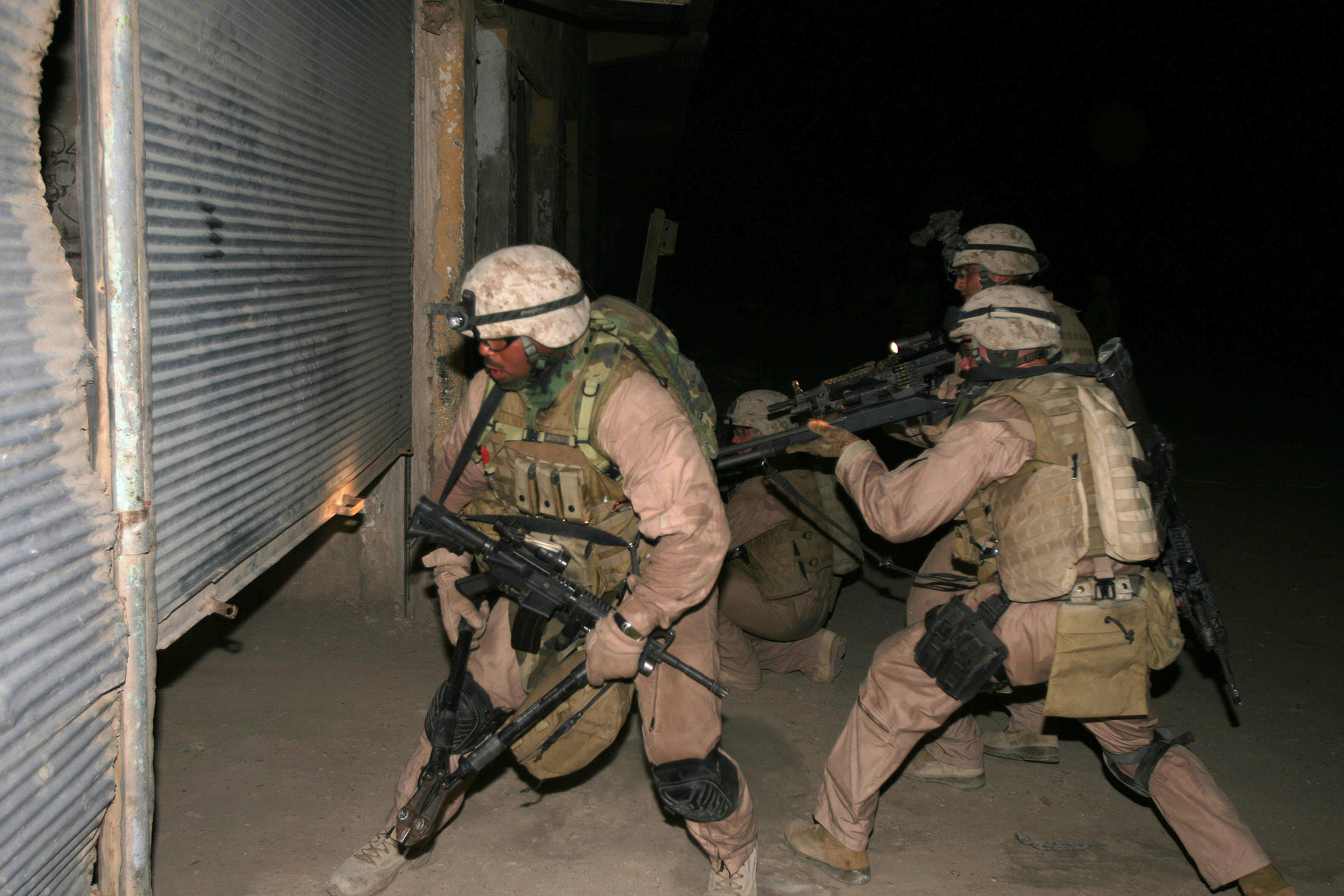 Marines in azione con fucili M4 Benelli a Fallujah, Iraq, maggio 2006