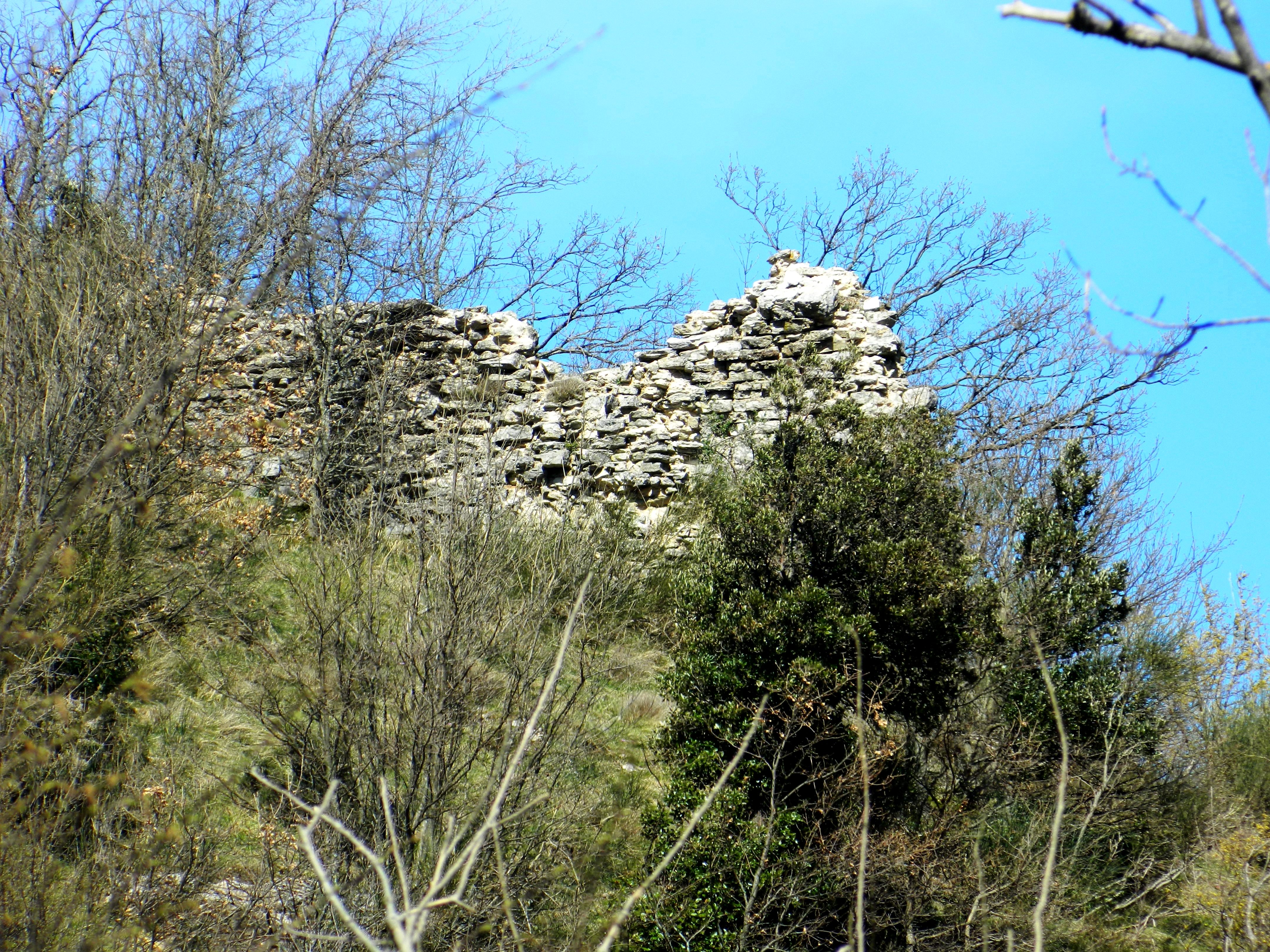Castellaccio, resti di fortilizio medievale nei pressi di Fonte Avellana.