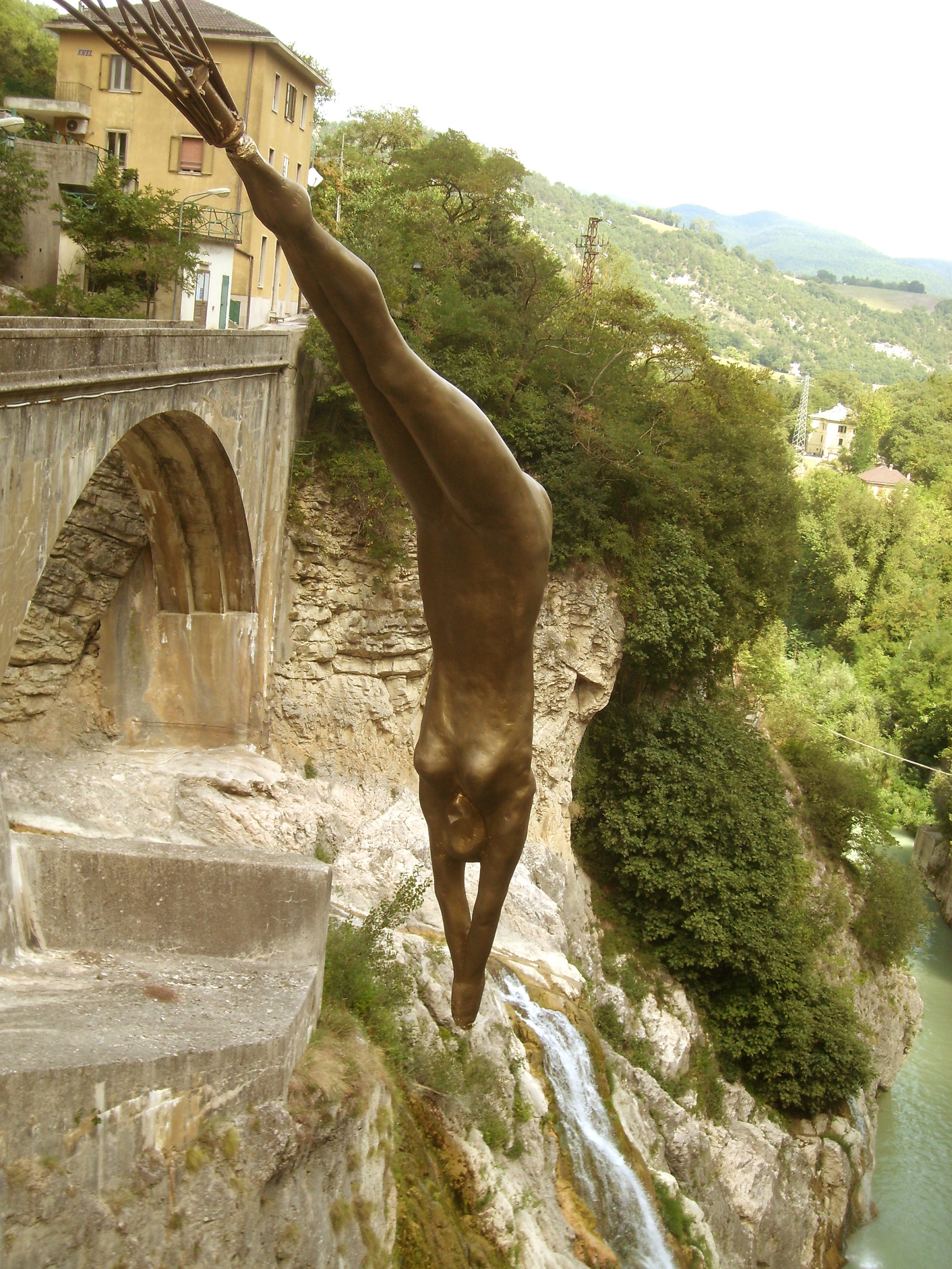 Furlo Land Art 2010. Tuffo, opera di Antonio Sorace