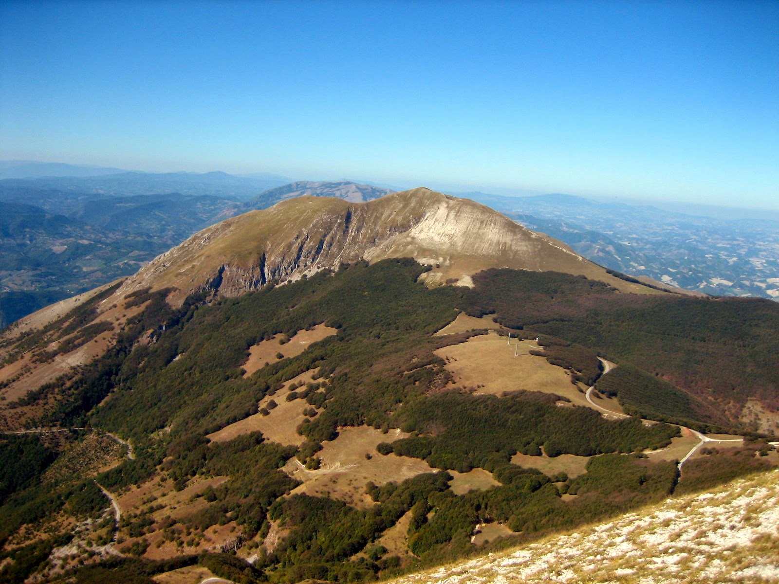 Il monte Acuto visto dal monte Catria