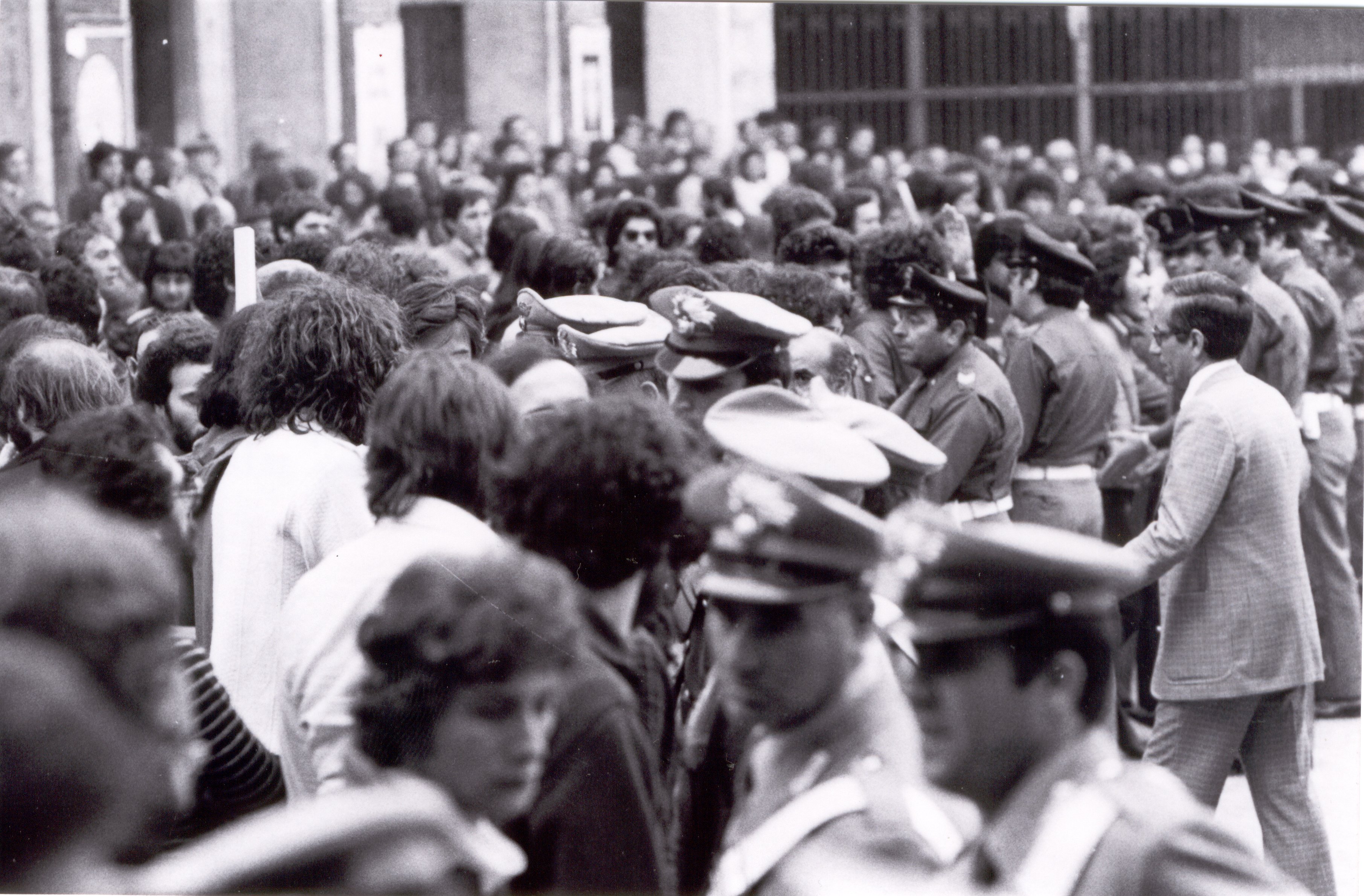 In attesa di impedire il comizio di Rubinacci (MSI), Pesaro, 1975 circa 