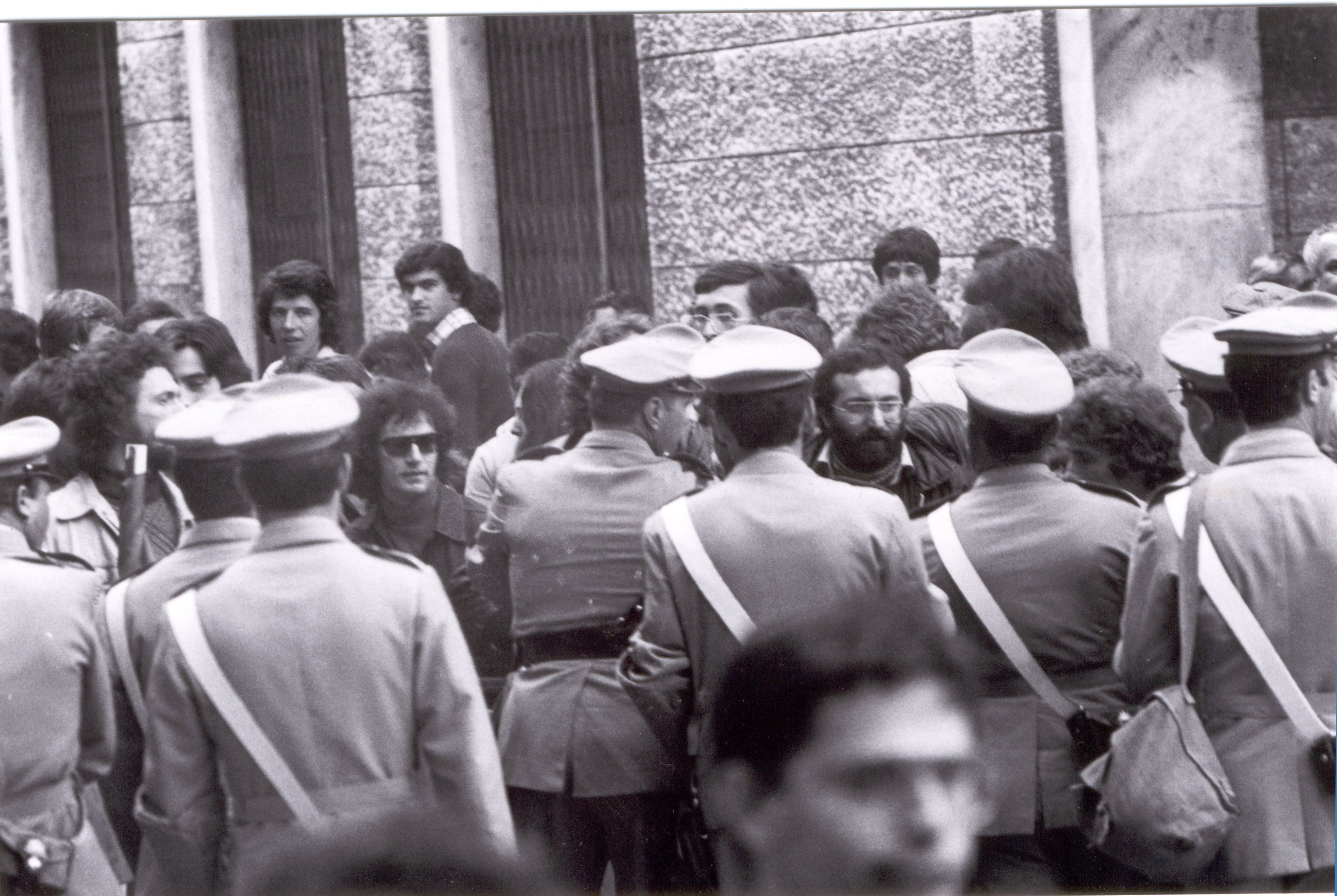 In attesa di impedire il comizio di Rubinacci (MSI), Pesaro, 1975 circa 