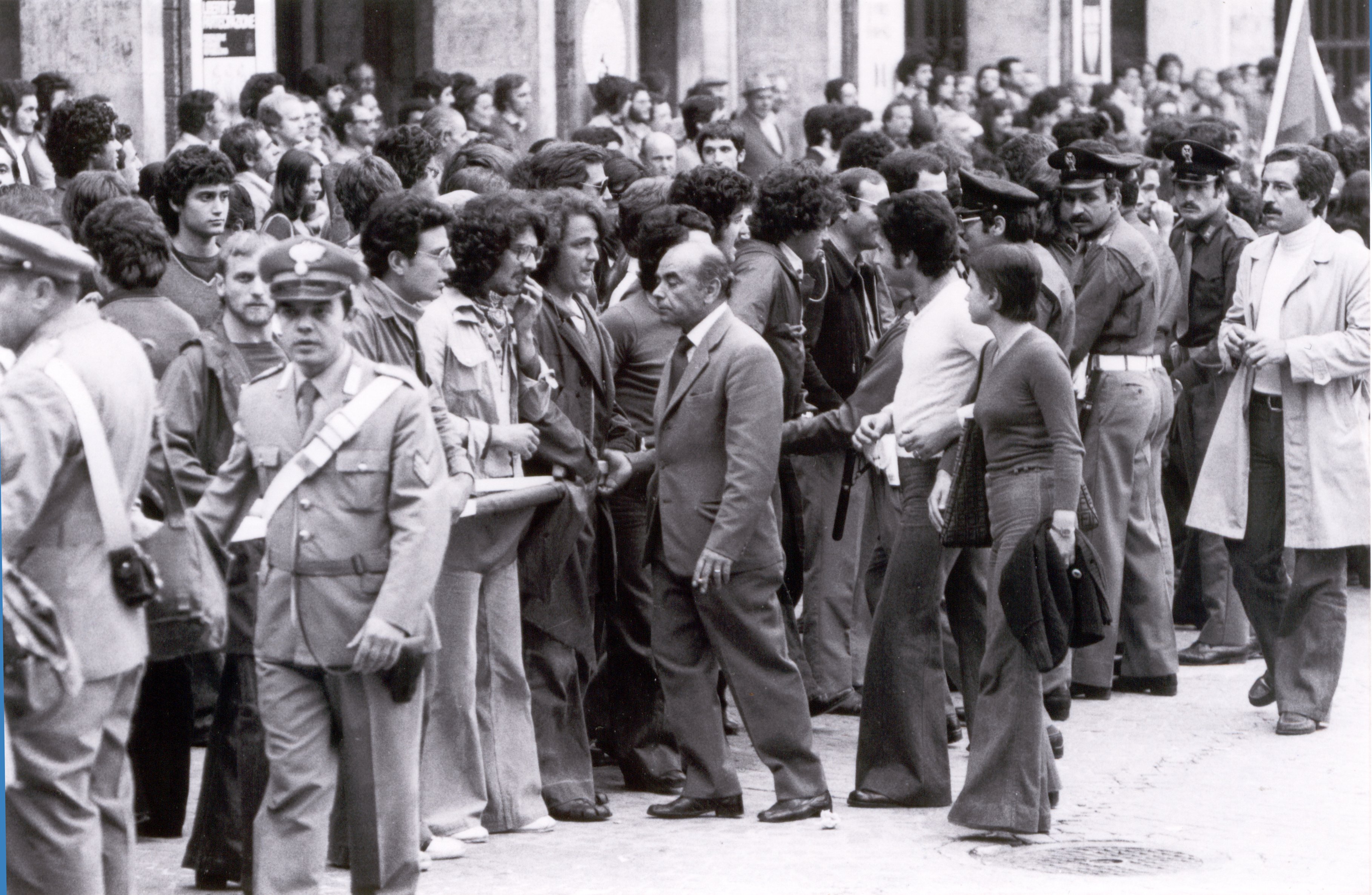 In attesa di impedire il comizio di Rubinacci (MSI), Pesaro, 1975 circa