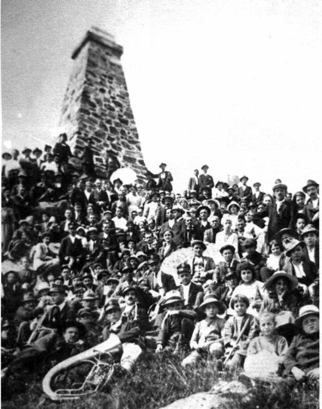 Obelisco a Fra Dolcino del 1907
